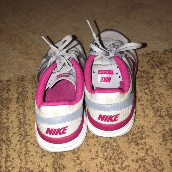 Size 7.5 Nike running shoes - Picture 3 of 3